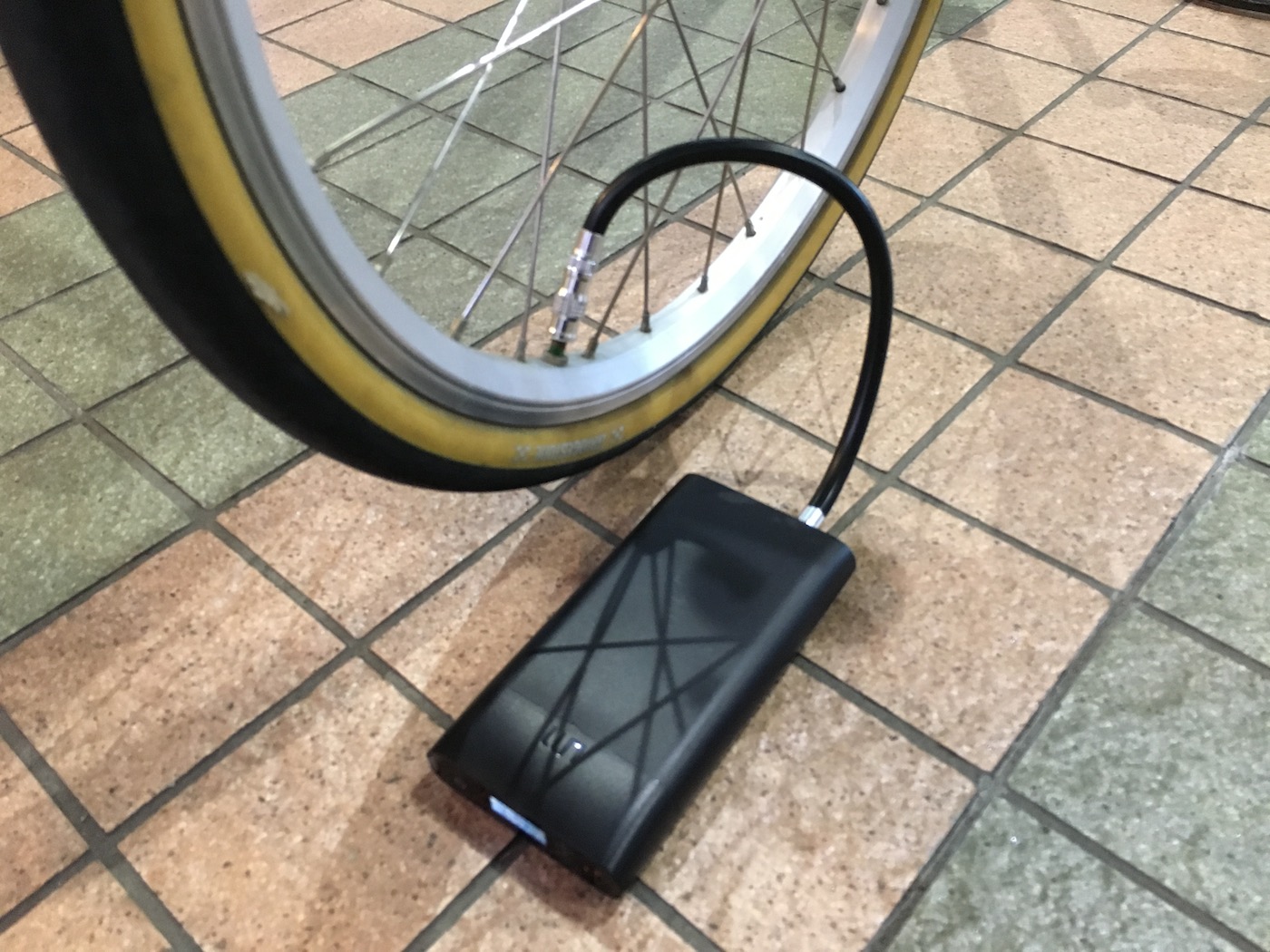 携帯型電動空気入れ「スマートエアポンプ M1」空気圧を簡単に適正管理 サイクルスポーツのニュース | サイクルスポーツ.jp