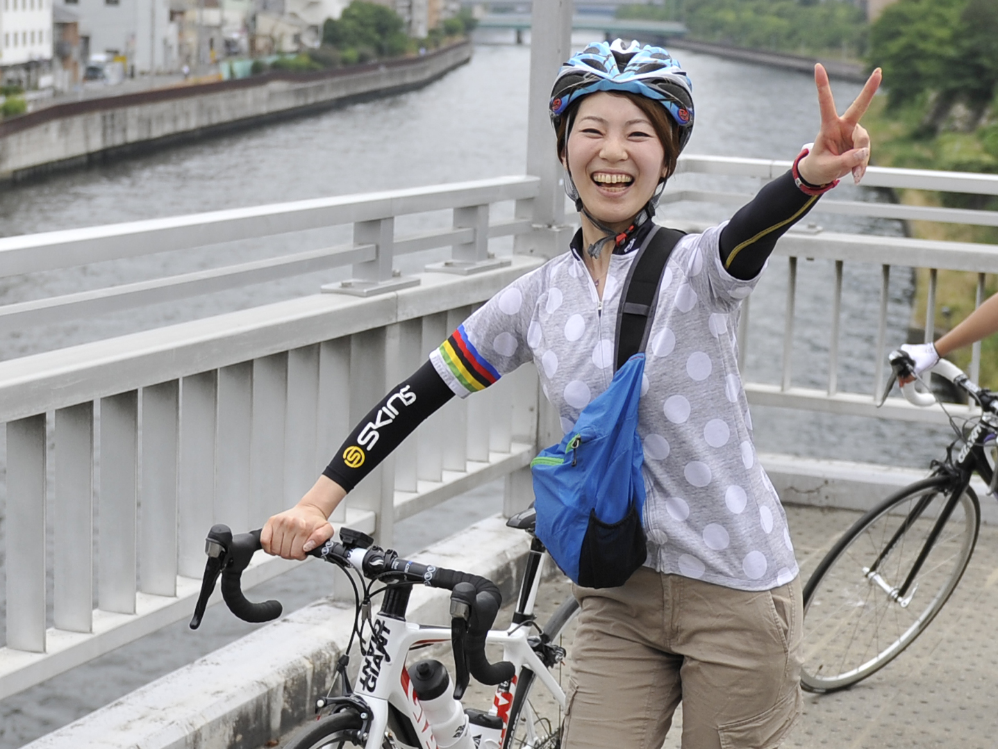 女子 自転車 ヘルメット