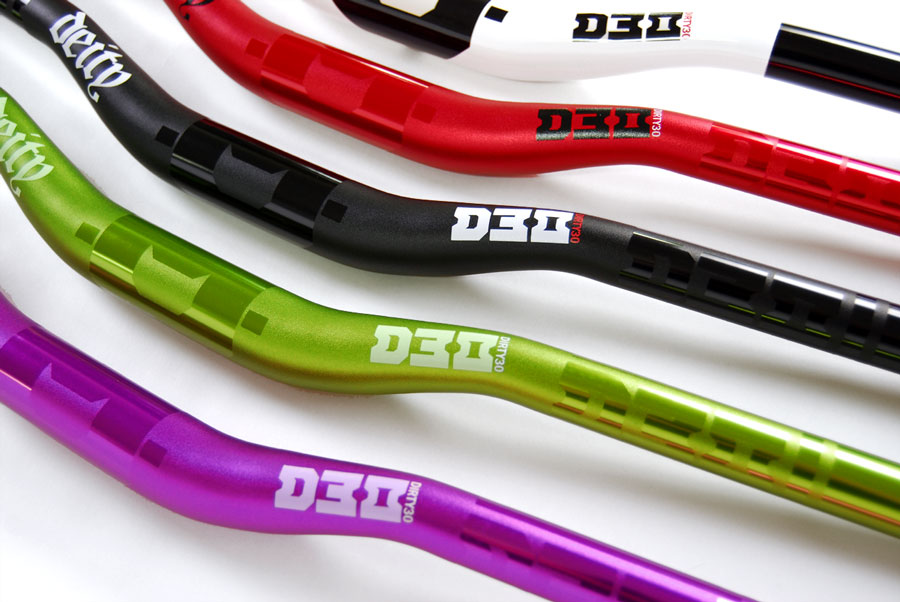 Deity：ハンドルバー、ステム、ペダル、チェーンリング サイクル