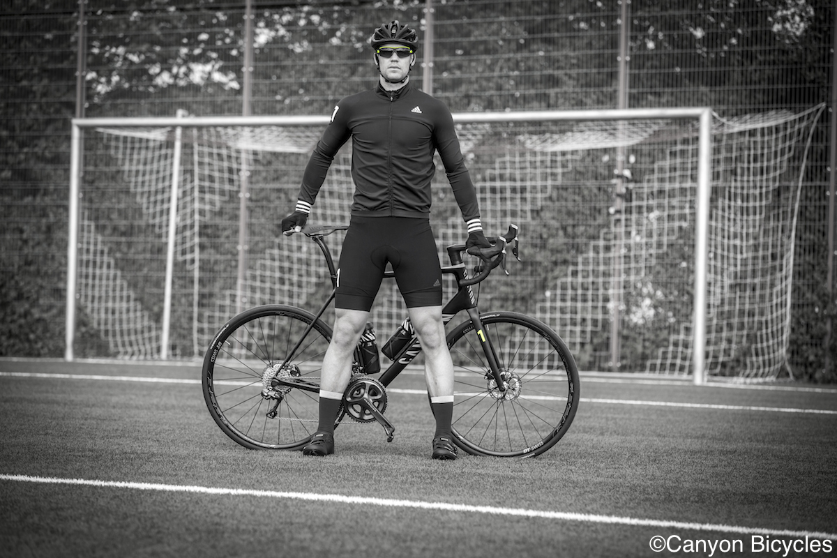 キャニオン サッカードイツ代表正ゴールキーパー マヌエル ノイアーが特別仕様のエンデュレース Cf Slxをトレーニングに使用 サイクルスポーツのニュース サイクルスポーツ Jp