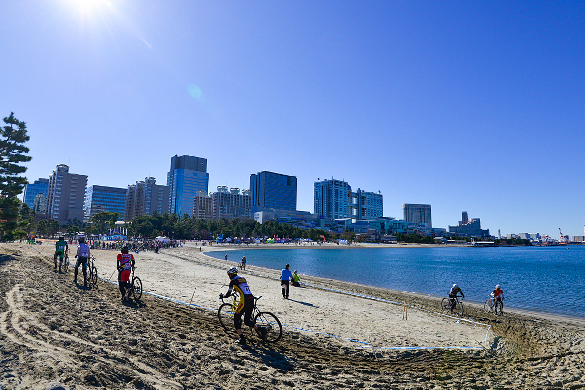 お台場の砂浜を舞台に シクロクロス東京17 が開催 サイクルスポーツの特集記事 トピックス サイクルスポーツ Jp