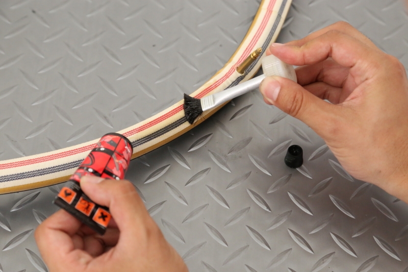 チューブラータイヤのはめ方を動画で解説！ ロードタイヤはこうはめろ