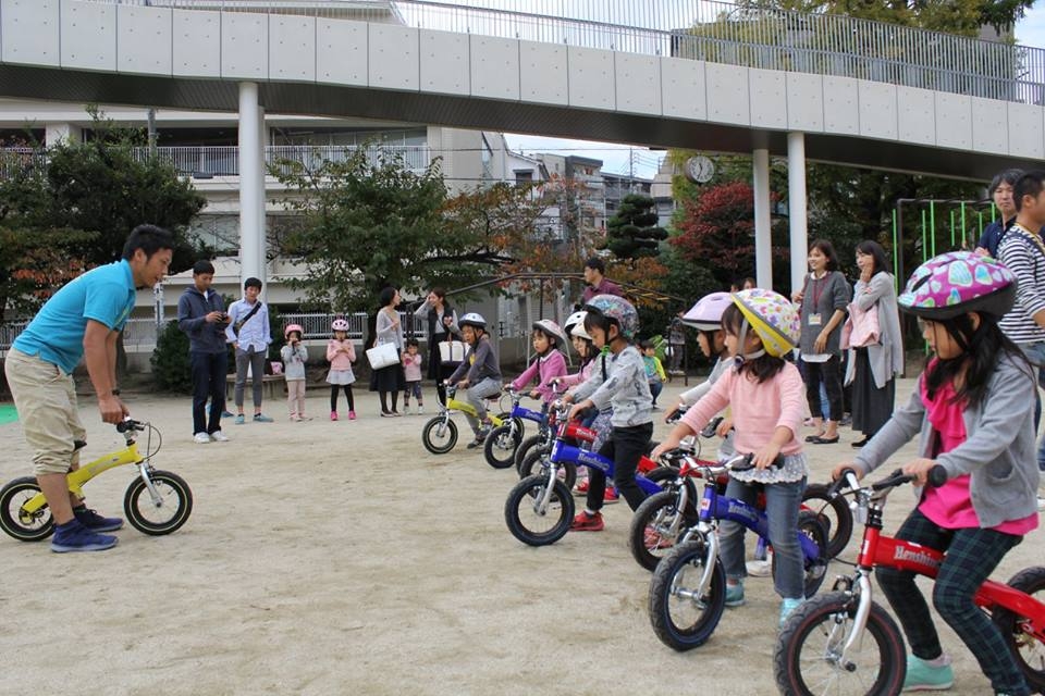 車 で 30 分 自転車 では