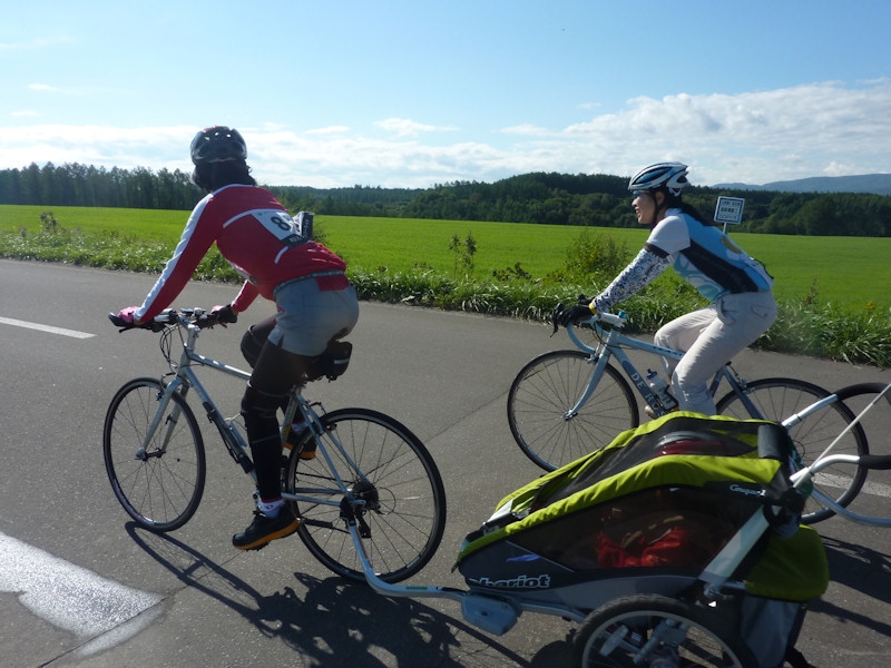 自転車でけん引できる多機能ベビーカー：チャリオット サイクル