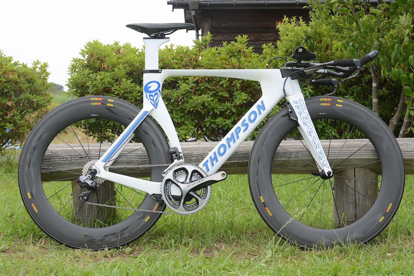 トンプソン初のタイムトライアル専用バイク「エアーストリーム」。カラーは1000パターン以上から選択可能