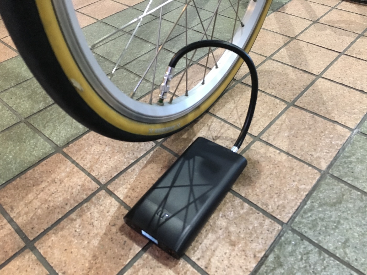 スマートポンプ「Smart Air Pump M1」 Smart Air Pump M1 指定した空気圧まで自動でエア充填してくれる
