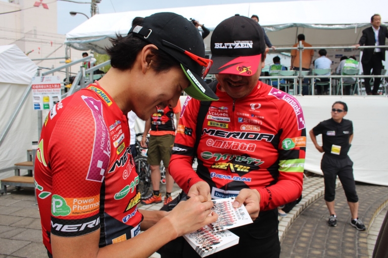 レース後、ファンに労いの言葉をかけられ笑顔で答える鈴木譲選手