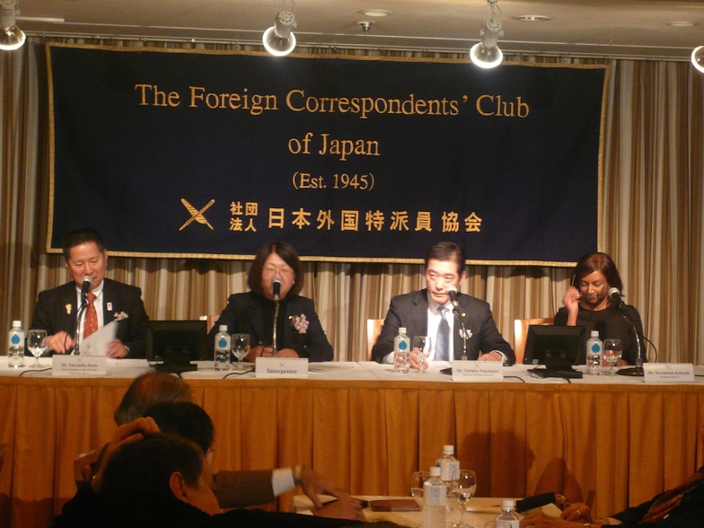 前半の記者会見に臨む中村知事（右から２人目）と日本外国特派員協会スウェンドリニ・カクチ会長（右端）