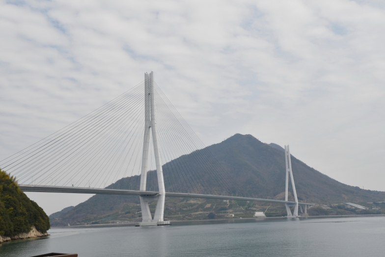 しまなみ海道の広島県と愛媛県の県境である多々羅大橋