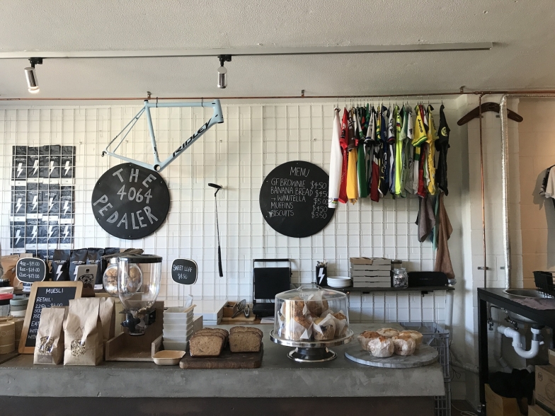 カフェ店内にもサイクルジャージや自転車のインテリアが