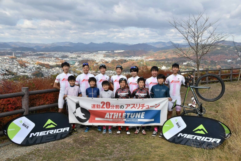 コラッジョ川西サイクリングチーム、栂尾監督と記念写真