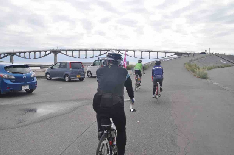 掛川市菊川河口の潮騒橋（しおさいばし）。浜松御前崎自転車歩行者専用道路の橋。アーチが下に付く“連続上路式吊床版橋”