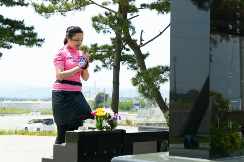 相馬市東日本大震災慰霊碑「原釜慰霊碑」。地元サイクリストの方が参加者の無事と復興祈願のために手を合わせてくれた