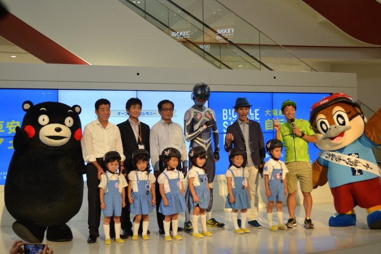 震災復興支援として、熊本県の子供たちに、くまモンがあしらわれたキッズ用ヘルメットが贈呈された