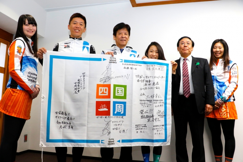 高知県庁を表敬訪問し、岩城高知県副知事とともに記念撮影。これでフラッグに４県すべてのサインが出そろった