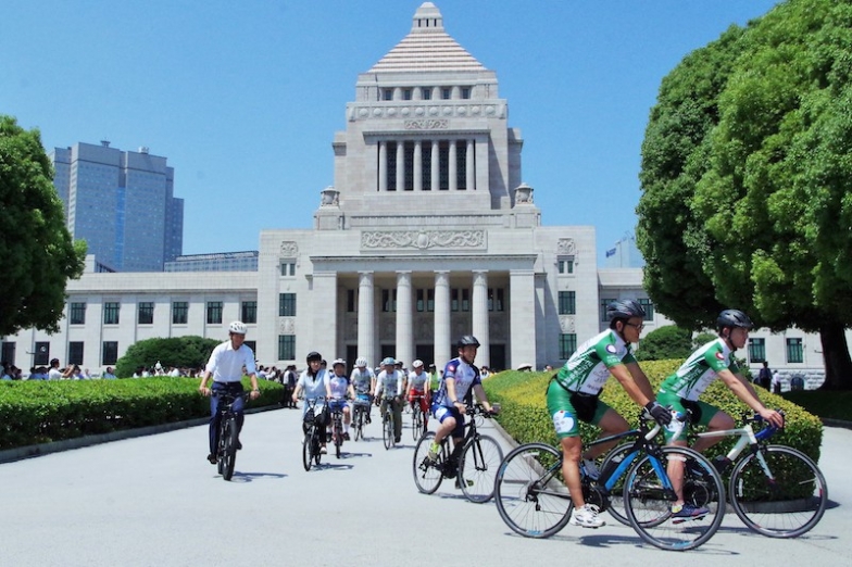 皇居一周サイクリングに出発する参加者ら