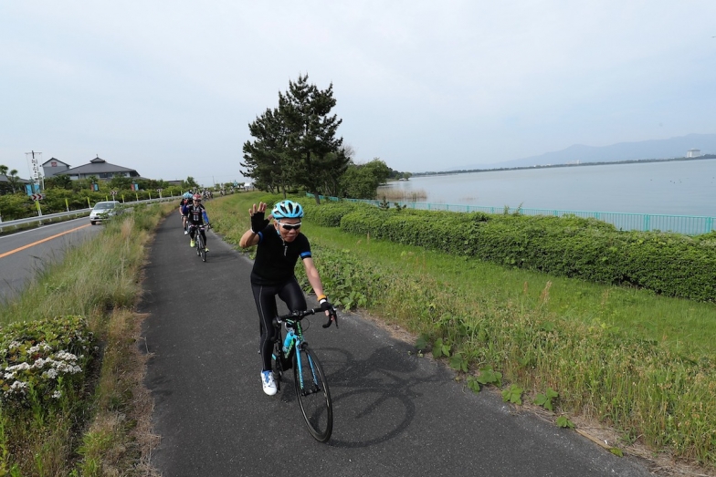 琵琶湖東岸のさざなみ街道の整備されたサイクリングロードを快走するリュー会長