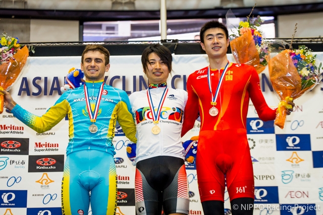 アジア選手権（トラック競技・オムニアム）で金メダルを獲得した橋本英也（写真中央）
