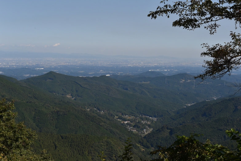 北側に抜けた刈場坂峠からの景色は、天気がよいと遠くは上越から日光、筑波山まで見渡せるそうだ