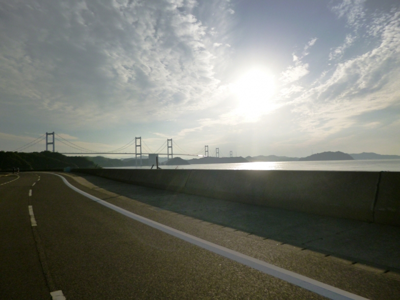 道路、島、海、橋、太陽が織りなす壮大な景色をいたるところで楽しめる