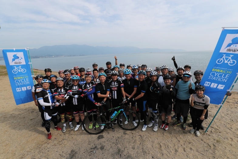 リュー会長とともに今回琵琶湖をサイクリングした43人で記念撮影