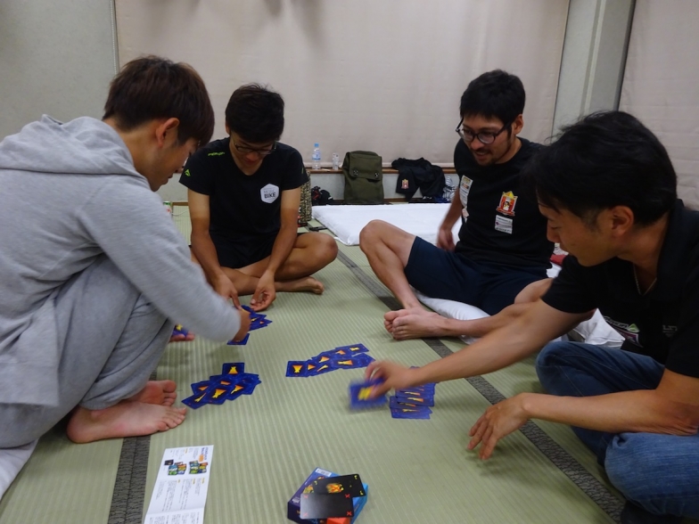 チームミーティングが終わった後の大部屋では堀選手の持ってきた”ゴキブリポーカー”なるカードゲームで遊び始める