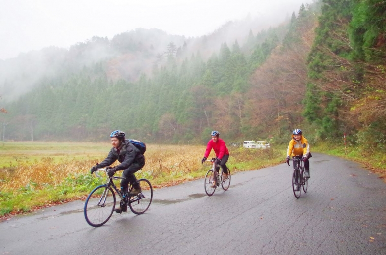 小雨の中のサイクリングも「全く問題ない！」と駆け巡る３人
