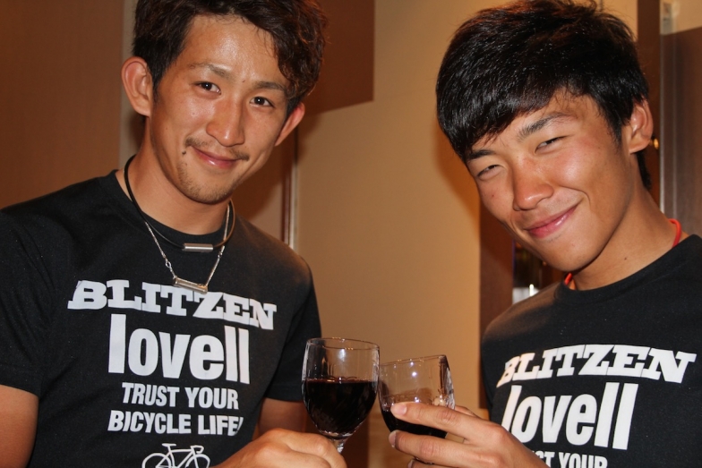 アフターパーティで乾杯する小野寺選手と大久保選手