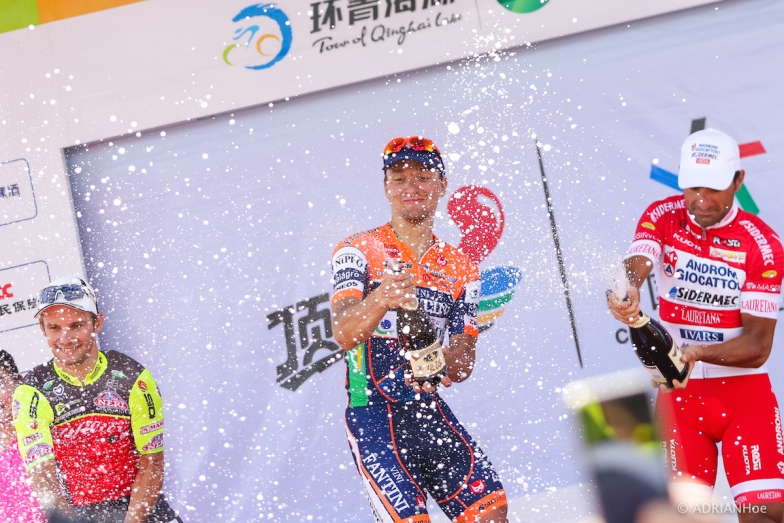 表彰式でシャンパンファイトを楽しむニコラス・マリーニ  写真: Adrian Hoe / Tour of Qinghai Like 2016