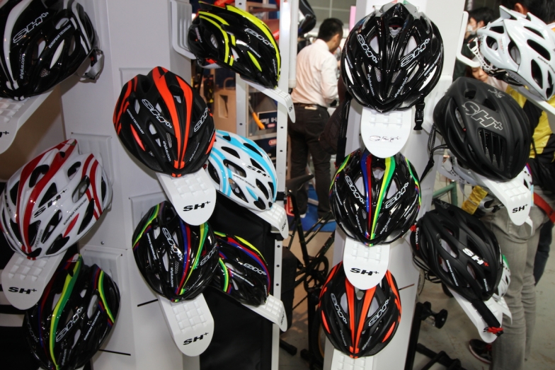 全カラー入荷したばかりのSH+。イタリア製、アジアンフィットのヘルメット