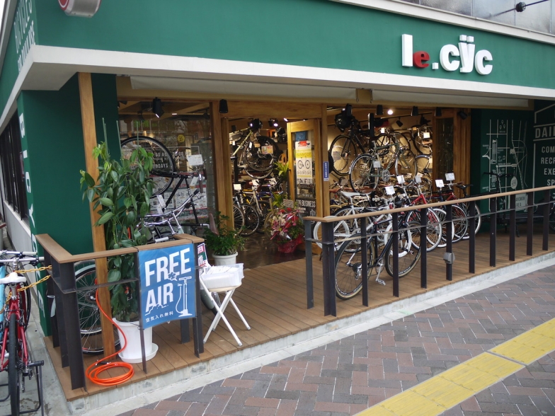 le.cyc 新虎通り店では無料の空気入れが用意されている