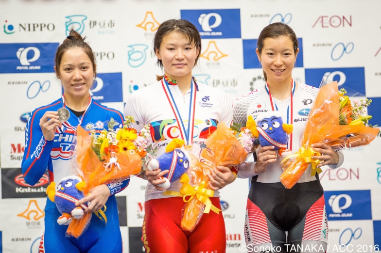女子オムニアムの表彰式。右が塚越さくら