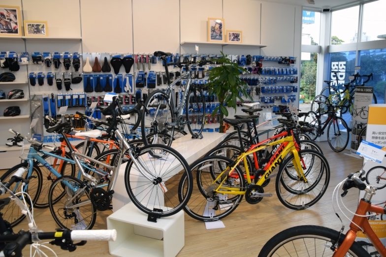 店舗は約30坪。30台ほどの最新ロードバイクやクロスバイク、小径スポーツ車を展示