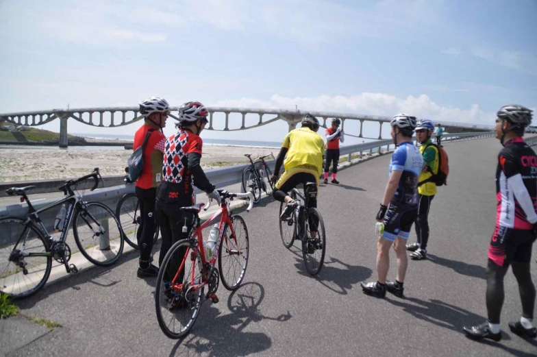 菊川河口の潮騒橋に到着。浜松御前崎自転車道用の橋で、吊床版橋としては国内最長の232m