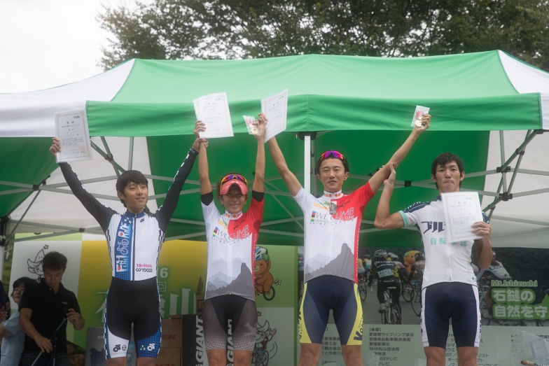 男子トップカテゴリー優勝の真嶋伸一郎さん（右から2番目）と女子同カテゴリー優勝の栗原春湖さん（右から3番目）