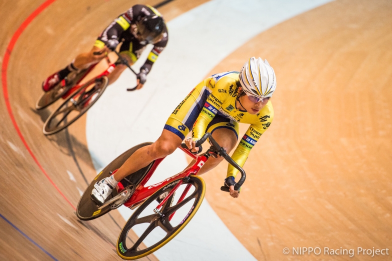 オムニアム全日本選手権のポイントレースを走る橋本英也