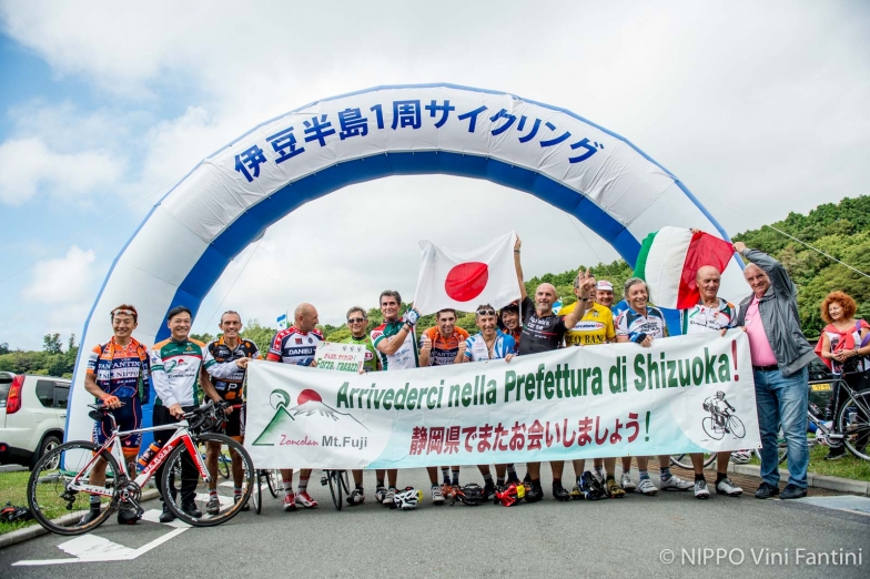 サイクリングを終えて記念撮影！昨年、イタリア・ゾンコランを訪問された難波喬司静岡県副知事（写真左から2番目）も激励に訪れた