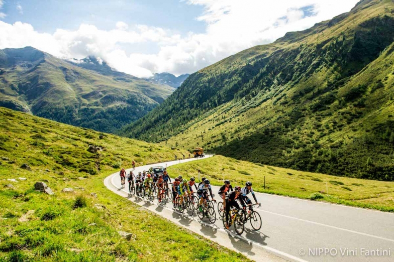 スイス国境となるフォルコラ峠を越える。チーム外のサイクリストもトレーニングに参加し、ともに汗を流した