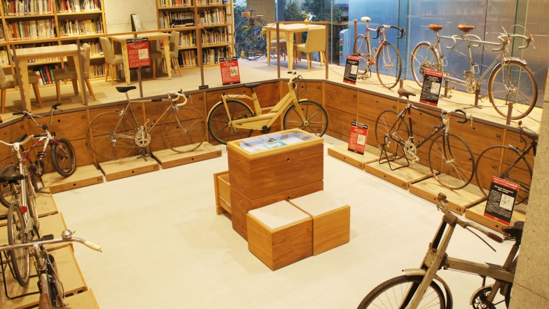 ライブラリー展示「素材別自転車展示コーナー」