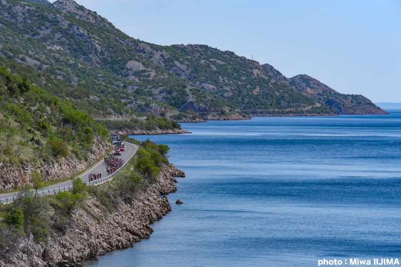 第４ステージは１日中このような景色が広がった。アドリア海の海岸線を走る集団。photo：Miwa IIJIMA