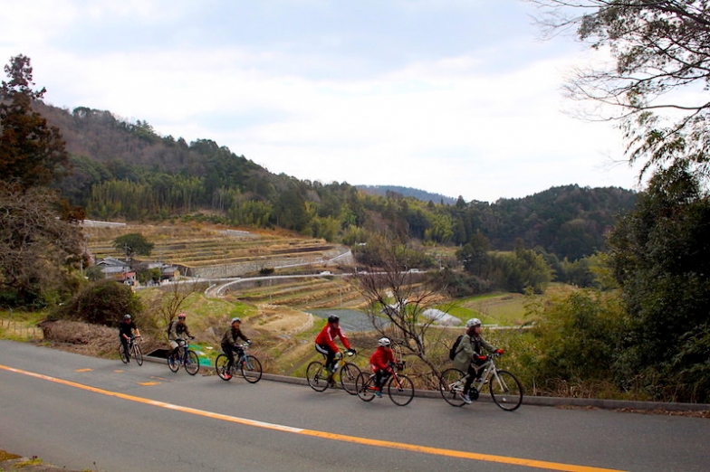 市街地から数km走るだけで、豊かな里山や棚田の風景のなかサイクリングを楽しめる