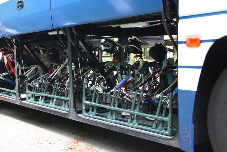 東京では自転車積載の専用キットがバスに取り付けられているので、集合場所まで自走もしくは輪行で来れば、自転車の輸送費もかからない。（実際にはこれに毛布をかけ緩衝材とし、ホイールも別途ケースに収納する）