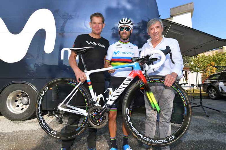 キャニオンプロスポーツマネジャーのアンドレアス・ワルザーから、モビスターチームGM エウゼビオ・ウンスエとバルベルデへバイクが手渡された ©︎Canyon Bicycles /Tim de Waele