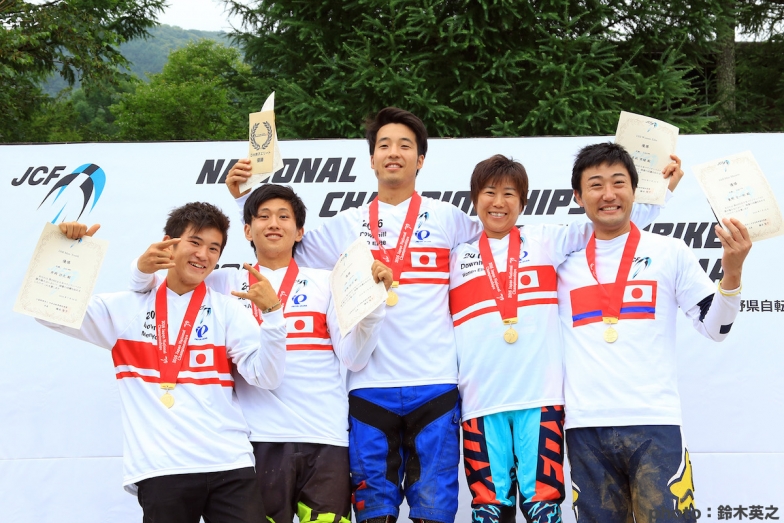 末政（写真右から2人目）らDHI各クラス優勝者が揃って登壇。ジュニアの井岡佑介（左端）とユースの井岡計太は兄弟でチャンピオン獲得。