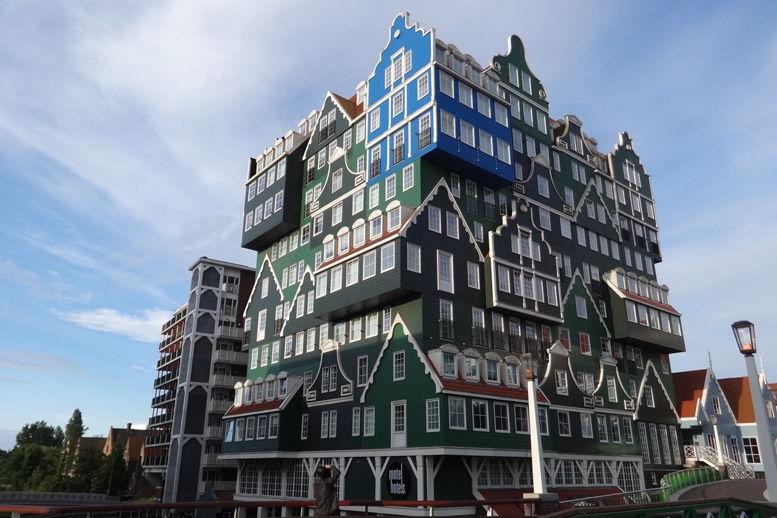 一見、ホテルとは思えない奇抜な外観のインテル・ホテルズ・アムステルダム・ザーンダム