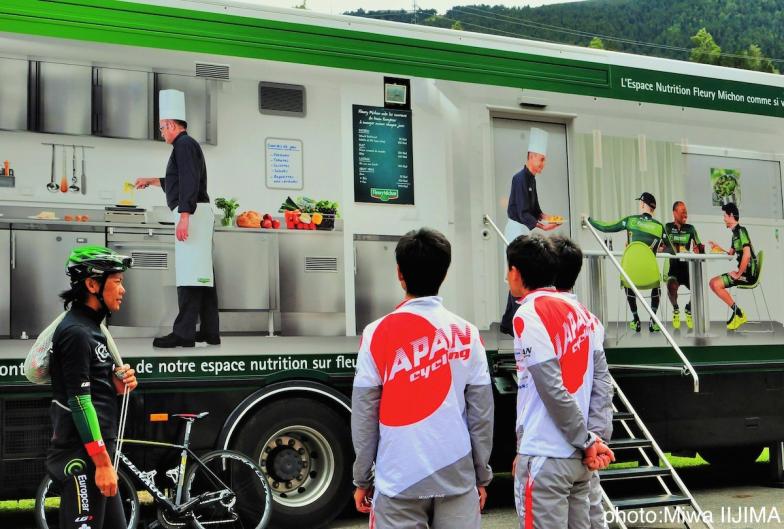 MTBのジュニア選手たちにチームの移動式レストランなどを紹介する新城　Photo Miwa IIJIMA