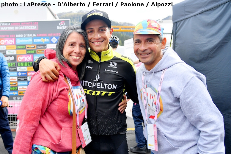 第19ステージで区間優勝したチャベス(中央)と両親　