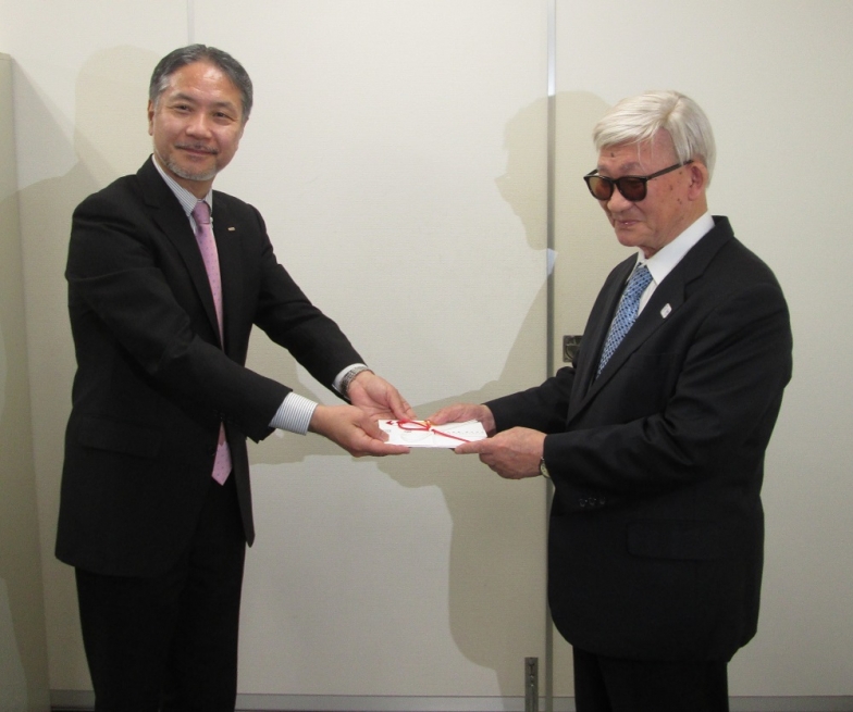 笹川都盲協会長(右)に寄付金を贈呈する久保田専務