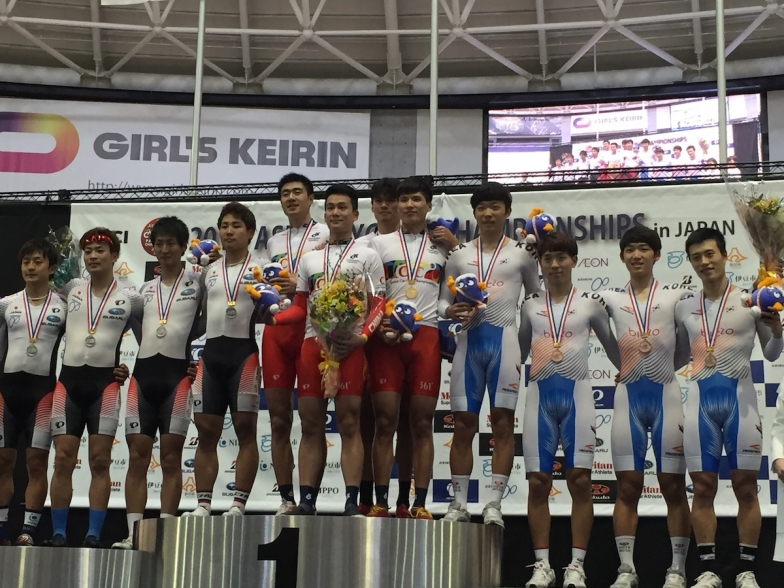 4kmチームパーシュート 男子エリート表彰式（左から2番目が原田裕成）