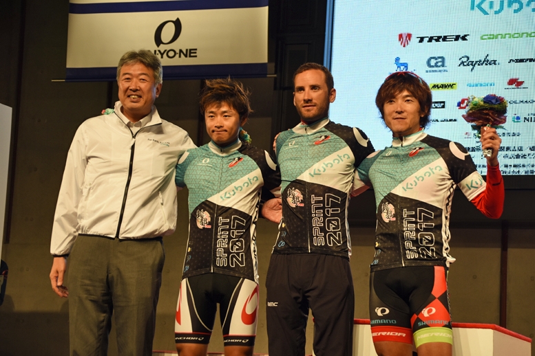 スプリント賞を獲得してスペシャルジャージを受賞した３人。右から鈴木真理、ウィス、鈴木龍　　　　　　　　　　　　　　　　　　　　　　　　　　　　　　　　　　